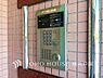 その他：当マンションエントランスには、防犯対策の「オートロック」を採用。マンション住人以外の侵入を防ぐために設置しました。お子様がいらっしゃるご家庭にも安心の設備です。