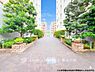 外観：【Appearance】「共用部」前面道路の様子です。周辺は住宅が建ち並ぶ落ち着いた街並みが広がります。現地では道路幅や交通量、街の雰囲気などもあわせてご確認いただけます。