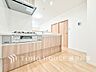 キッチン：【Kitchen】ご家族みんなで調理ができる位のスペースを実現したキッチン空間となっております。みんなで作った料理を召し上がりながらの会話は、どのような物になるのでしょうか。