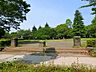 周辺：自然豊かな公園で、広々とした芝生広場や遊具が整備され、家族連れや散歩を楽しむ人々に親しまれています。季節ごとに変わる花や木々の景観が美しく、リラックスできる憩いの場として人気があります。