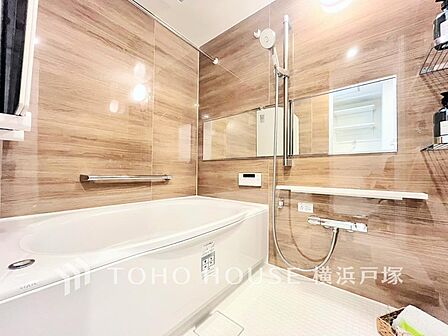 【Bathroom】1日の疲れを癒すバスルームは、心地よいリラックスを叶える清潔感溢れる美しい空間です。心からゆったりと寛いでいただけるよう、ゆとりのスペースを確保してます。