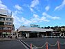 周辺：横浜駅へ乗り換えなしで約39分。乗車約11分の上大岡駅で特急電車に乗り換えれば横浜駅へ約25分。