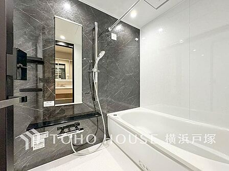 「Bathroom」上質が感じられるカラーリングで、清潔な空間美を実現。一日の疲れが癒される優雅なバスタイムを堪能できるゆとりあるバスルームです。