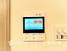 室内：来訪者を事前に映像で確認できるTVモニター付インターホンを採用。お子様のお留守番時や女性の一人暮らしでも安心感を高める、防犯面にも配慮された設備です。