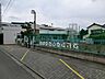 周辺：家庭的な温もりを大切にする市立保育園。のびのびとした外遊びや行事を通じて豊かな感性と協調性を育て、手厚いサポートで働く保護者の毎日を力強く支えます。