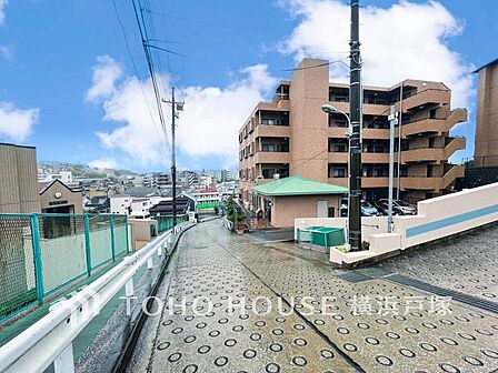 「Frontal road」現地では道路の広さや周辺の街並みなど、写真では伝わりにくい住環境を実際にご覧いただけます。ぜひ現地でご確認ください。