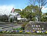周辺：あかね台熊の谷公園(2600m)元気に走り回れる広いグラウンドと、遊具のある公園。敷地の起伏を活かした長いすべり台や幅広のすべり台などがあります。