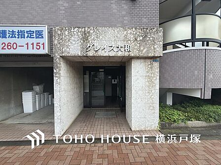 【Entrance】ゆとりあるアプローチが住まう方や訪れる方を穏やかに迎えるエントランス。落ち着きと品格を感じる迎賓空間です。