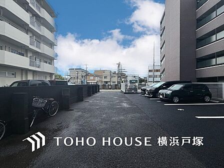 【Car space】ゆとりをもった空間設計の駐車場。マイペースで落ち着いて車庫入れできそうです。（空き状況はお問合せ下さい）