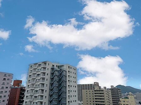 その豊かな眺望にふさわしい空間には、通風・採光にも優れ、心地よい光と風があふれています。