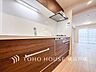 キッチン：【Kitchen】ご家族みんなで調理ができる位のスペースを実現したキッチン空間となっております。みんなで作った料理を召し上がりながらの会話は、どのような物になるのでしょうか。