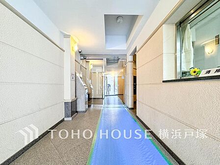 【Entrance】上質感漂うエントランス。めまぐるしく過ぎ行く日々の中でゆったりとした休息と癒しを提供してくれる居住者のプライベート空間があります。