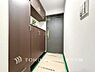 玄関：ダウンライトを使用しお洒落に演出。帰りたくなる家をテーマに設計。いつも「人」と「家」の間に・・・。