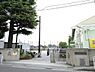 周辺：歴史と地域のはぐくみを感じるのびのびとした公立小学校。充実した環境で子どもの自主性と思いやりの心を育て、地域に見守られながら健やかに成長します。