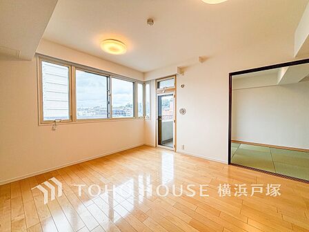 【Living room】ここにはみんなが集い、食事と楽しい会話が始まる。話に夢中になりすぎて、ついつい時を忘れてしまう。