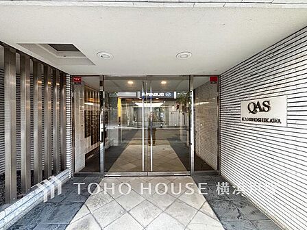 【Entrance】色合いも落ち着いた色を中心に構成され、重厚感のある雰囲気で居住者・来客者を迎えてくれます。