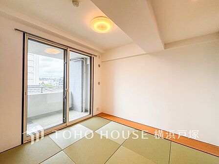 【Japanese-style room】洋室とはまた違った良さがある和室。畳の香りに癒され和の空間を感じる事のできる落ち着きある一部屋です。