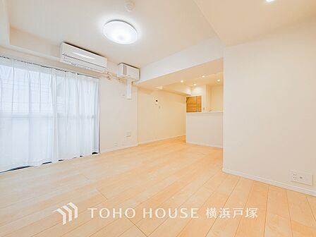 【Living room】広々としたLDKは、シックでモダンな内装。伸びやかな空間の中で、家族団らんのひとときを過ごせます。
