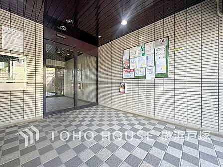 【Entrance】上質感漂うエントランス。めまぐるしく過ぎ行く日々の中でゆったりとした休息と癒しを提供してくれる居住者のプライベート空間があります。