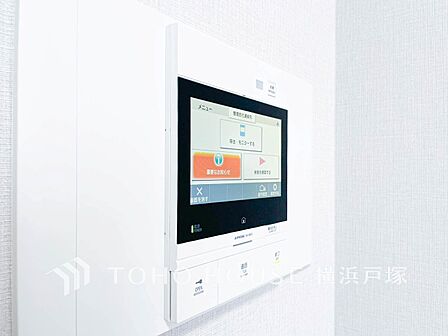誰が来てもわかる様にモニター付きインターホンを設置。快適と安らぎを合わせた優しい設計。