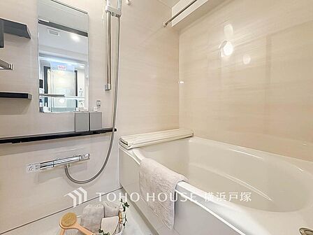 【Bathroom】1日の疲れを取り心身を癒すことができる住まいの中のリラクゼーション空間、リラックスできるよう優しいカラーをチョイスしました。時を忘れるほどのんびりできる空間に。