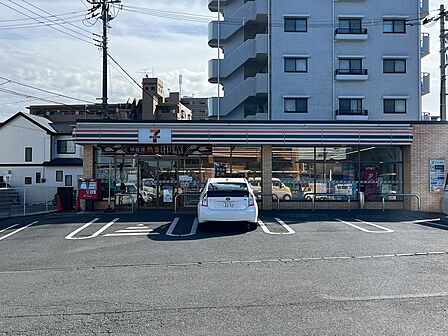 下鶴間エリアの生活道路沿いにある使い勝手の良いコンビニ。人気のお弁当や惣菜、セブンカフェが揃っており、駐車場完備で車でのアクセスや日常の用足しに大変便利です。