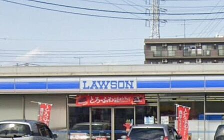 アクセスしやすい場所にある便利なコンビニ。人気のマチカフェやカウンター惣菜、話題のスイーツなどが充実しており、日常の買い物やちょっとした休憩に最適です。