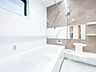 浴室：【Bathroom】1日の疲れを取り心身を癒すことができる住まいの中のリラクゼーション空間、リラックスできるよう優しいカラーをチョイスしました。時を忘れるほどのんびりできる空間に。