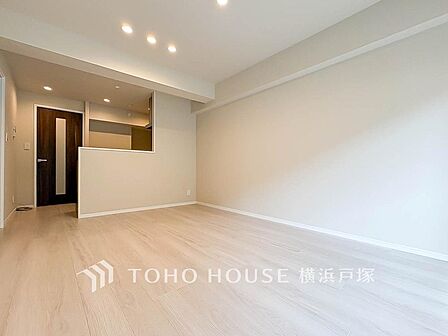 【Living room】光と風が溢れる開放的なリビングダイニングには自然と家族みんなが集まってきます。明るく穏やかな空気の中で飲んだり、食べたり、笑ったり。
