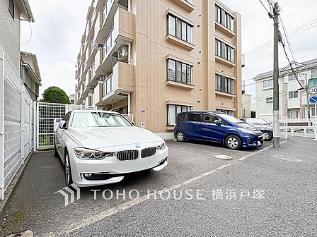 【Car space】敷地内駐車場で安心と快適をプラス。移動も便利でスムーズ(空き状況はお問合せ下さい)