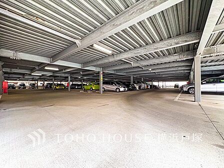 「Car space」ゆとりをもった空間設計の駐車場。マイペースで落ち着いて車庫入れできそうです。