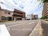 周辺：「Frontal road」周辺に建ち並ぶ邸宅も、それぞれに個性がありながらも全体的に瀟洒な雰囲気を醸し出している邸宅街の一角。