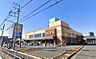 周辺：鮮度の食料品や手作りパンが揃う「ライフ上鶴間店」。お惣菜や冷凍食品も充実し、日々の献立作りを力強くサポートします。駐車場完備でまとめ買いもしやすく、食卓に彩りと豊かな選択肢をもたらす施設です。