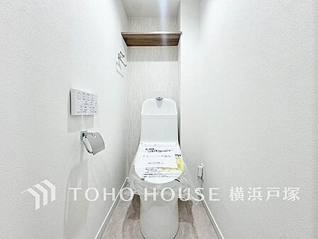 【Toilet】清潔感のあるトイレ空間。毎日快適に使えるよう配慮された仕様で、落ち着いて利用できる空間です。