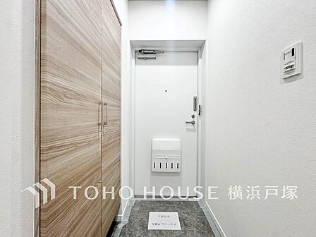 【Entrance】シンプルながらも洗練された印象の玄関スペース。住まいの入口として、さりげない良質感を感じられる空間です。