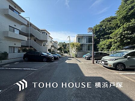 ゆったりとした駐車スペースを確保いたしましたので、大きめのお車でも駐車可能です。空き状況は随時ご確認ください