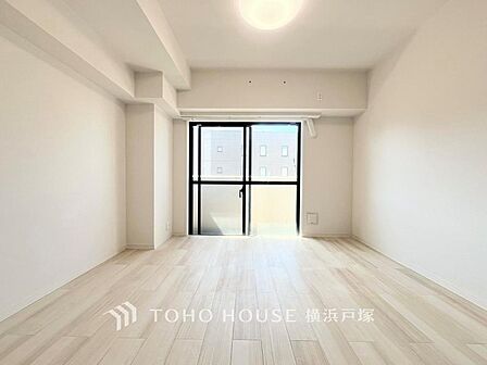 【Living room】ここにはみんなが集い、食事と楽しい会話が始まる。話に夢中になりすぎて、ついつい時を忘れてしまう。そんな束の間の幸せを感じさせてくれる場所。