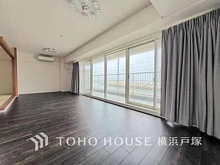 【Living room】明るく開放的な空間が広がるLDK。室内には豊かな陽光が注ぎ込み、爽やかな住空間を演出。