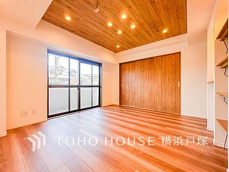【Living room】ここにはみんなが集い、食事と楽しい会話が始まる。話に夢中になりすぎて、ついつい時を忘れてしまう。そんな束の間の幸せを感じさせてくれる場所。