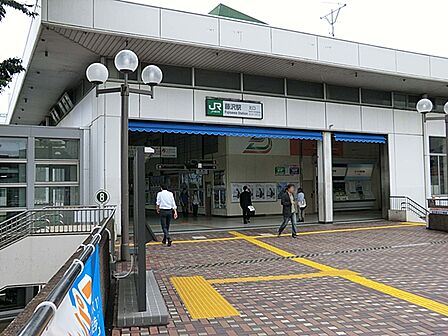 東海道線藤沢駅まで約450m。JR東海道線、湘南新宿ライン・江の島線・小田急江ノ島線が乗り入れるビッグターミナル。駅周辺には百貨店や商業施設が建ち並び、賑わいをみせています。
