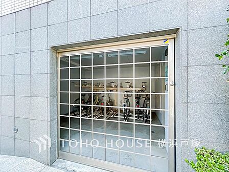 【Cycle lot】整理整頓された清潔感ある駐輪場。自転車を快適に収納でき、日常の移動をもっと便利にサポートします。
