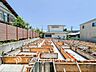 外観：現在は敷地の形状や周辺の建物との距離感などを確認しやすく、住まいの完成後の暮らしをイメージしながらご覧いただけます。(2026.7)