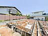 外観：敷地の広さや周辺の住環境を直接感じていただけます。完成後の住まいを想像する楽しみが広がる場所です。(2026.7)