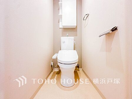 【Toilet】清潔感のあるトイレ空間。毎日快適に使えるよう配慮された仕様で、落ち着いて利用できる空間です。