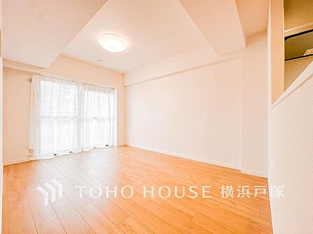 【Living room】光と風が溢れる開放的なリビングダイニングには自然と家族みんなが集まってきます。明るく穏やかな空気の中で飲んだり、食べたり、笑ったり。