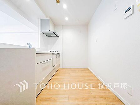 【Kitchen】ご家族みんなで調理ができる位のスペースを実現したキッチン空間となっております。みんなで作った料理を召し上がりながらの会話は、どのような物になるのでしょうか。