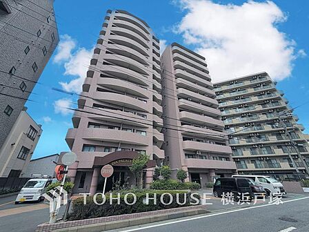 【Appearance】その邸が魅せる、気品・上質・重厚感・細やかさ、そのすべては訪れた者に安らぎと品性を与える特別な空間です。ここに住むからこそ意味がある。すべての（始まり）をここから迎えます。