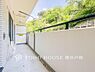 バルコニー：「Balcony」気持ちのいい空が見渡せる広いバルコニー。爽やかな風を感じて、心躍る素敵な暮らしがはじまります。