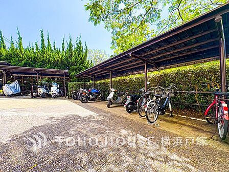 【Cycle lot】平置きの自転車スペースは、出し入れもスムーズにできるので、忙しいお出かけ時にもさっと出せるのが魅力的。