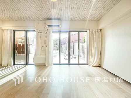 【Living room】明るく開放的な空間が広がるLDK。室内には豊かな陽光が注ぎ込み、爽やかな住空間を演出。